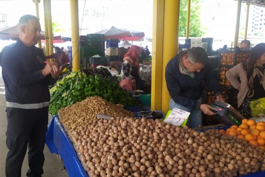  Söke’de Pazaryerinde tartı denetimi