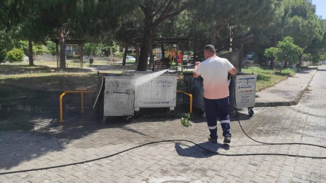 Söke Belediyesi konteynerleri dezenfekte ediyor