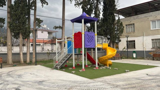 Okul Bahçesine çocuk oyun alanı mutlu etti 