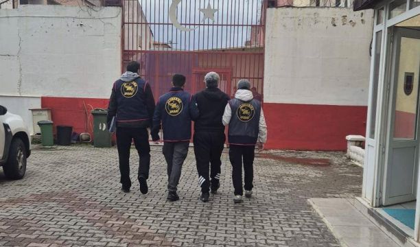 Kuşadası’nda 18 Yıl Hapis Cezası Bulunan Firari Yakalandı