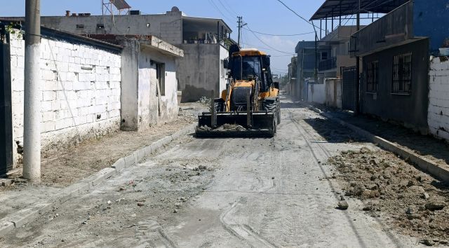SAZLI MAHALLESİ’NDE DE YOLLAR YENİLENİYOR