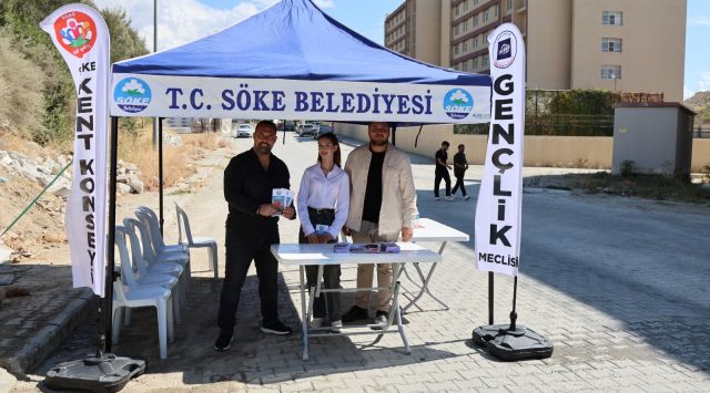 ÜNİVERSİTELİ GENÇLER SÖKE’DE DAYANIŞMA STANDI İLE KARŞILANIYOR